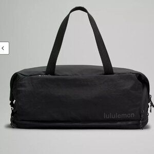 $158 NWT unisex Lululemon 3-in-1 Gym Duffle Bag 30L
